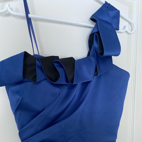 Max and Cleo One shoulder gown - Picture 2 of 8